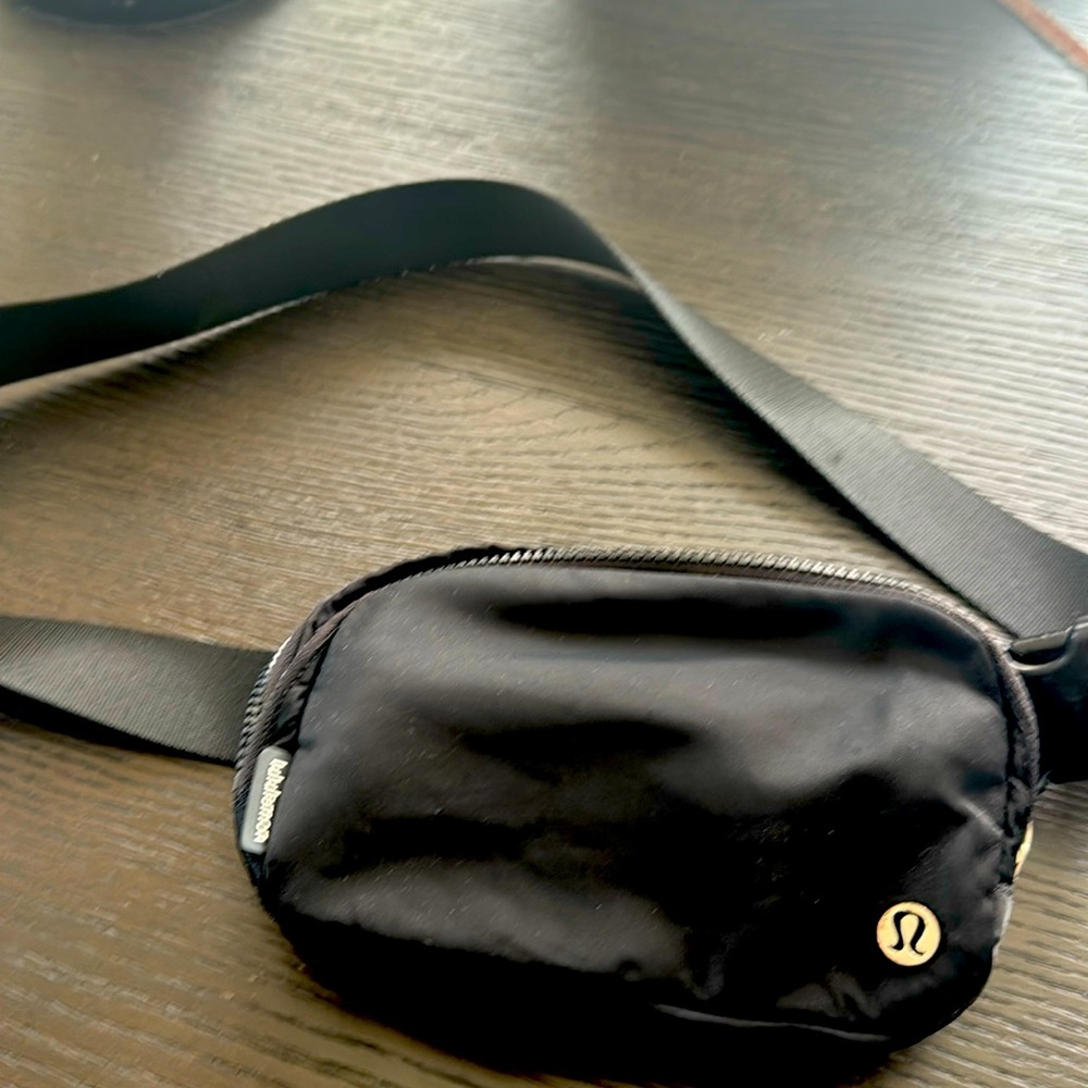 Lululemon belt bag in black in good condition